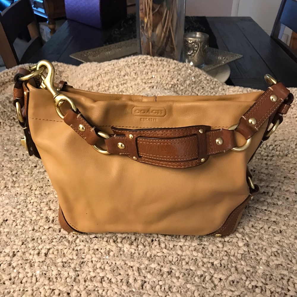 “ COACH “ LEATHER PURSE!!